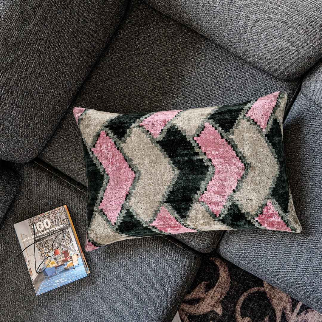 Ikat Kissen Pink Chevron - Silk - Velvet 40 x 60 - von strohdeicher design10143