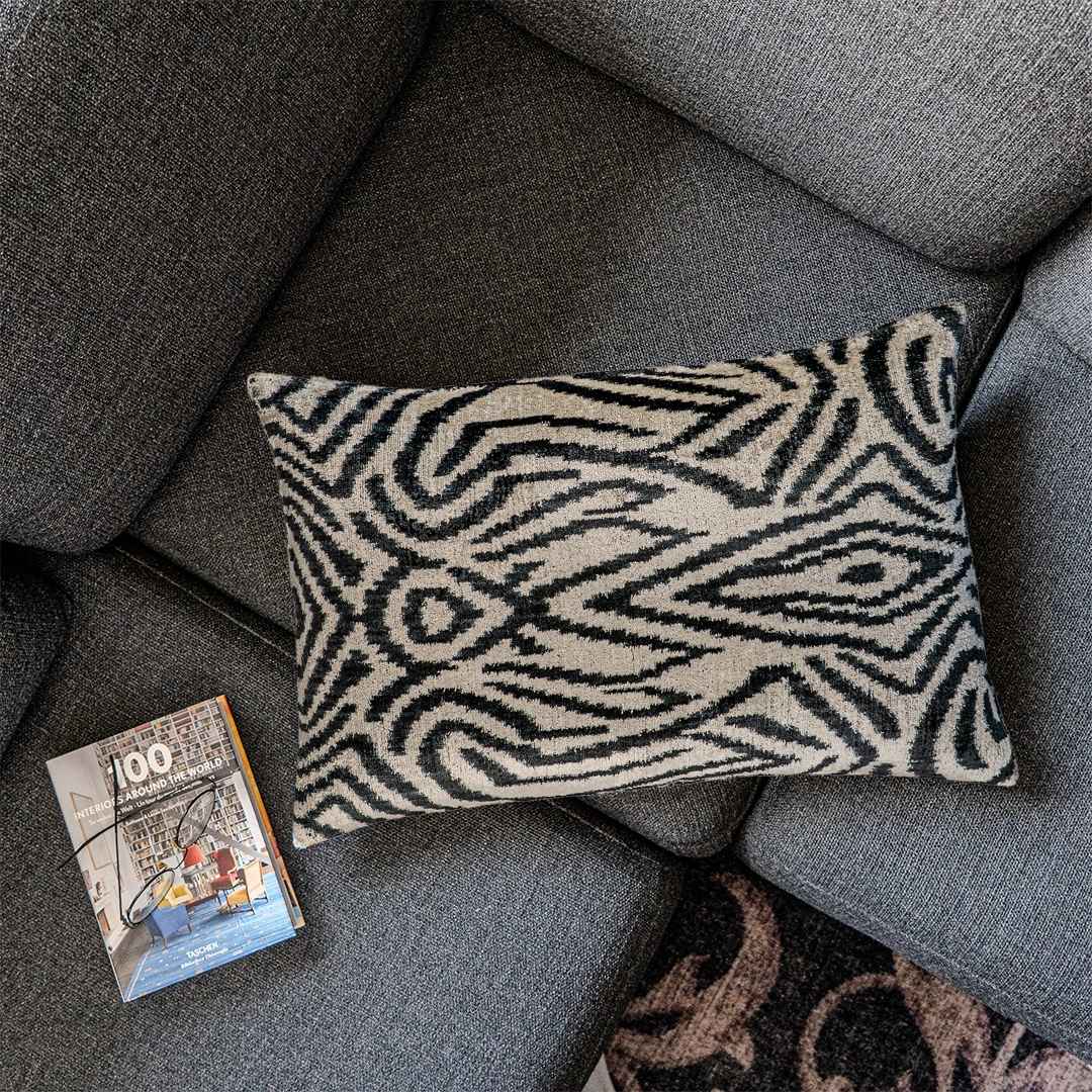 Ikat Kissenbezug Safari - Silk - Velvet 40 x 60. Dekokissen. Seide. Samt. Luxuriös. Handgefertigt. - von strohdeicher design10368