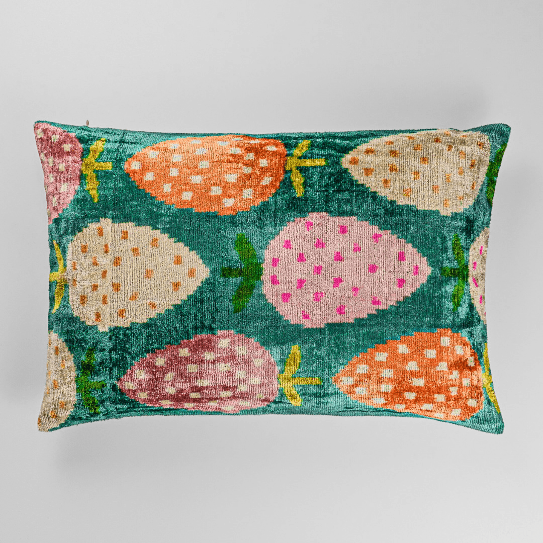 Ikat Kissen Berry Love - Silk - Velvet 40 x 60 cm. Seide. Samt. Handgefertigt. Design aus Deutschland. - von strohdeicher design10021