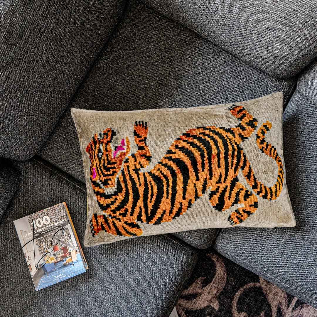 Ikat Kissen Fierce Roar - Silk - Velvet 40 x 60 - von strohdeicher design