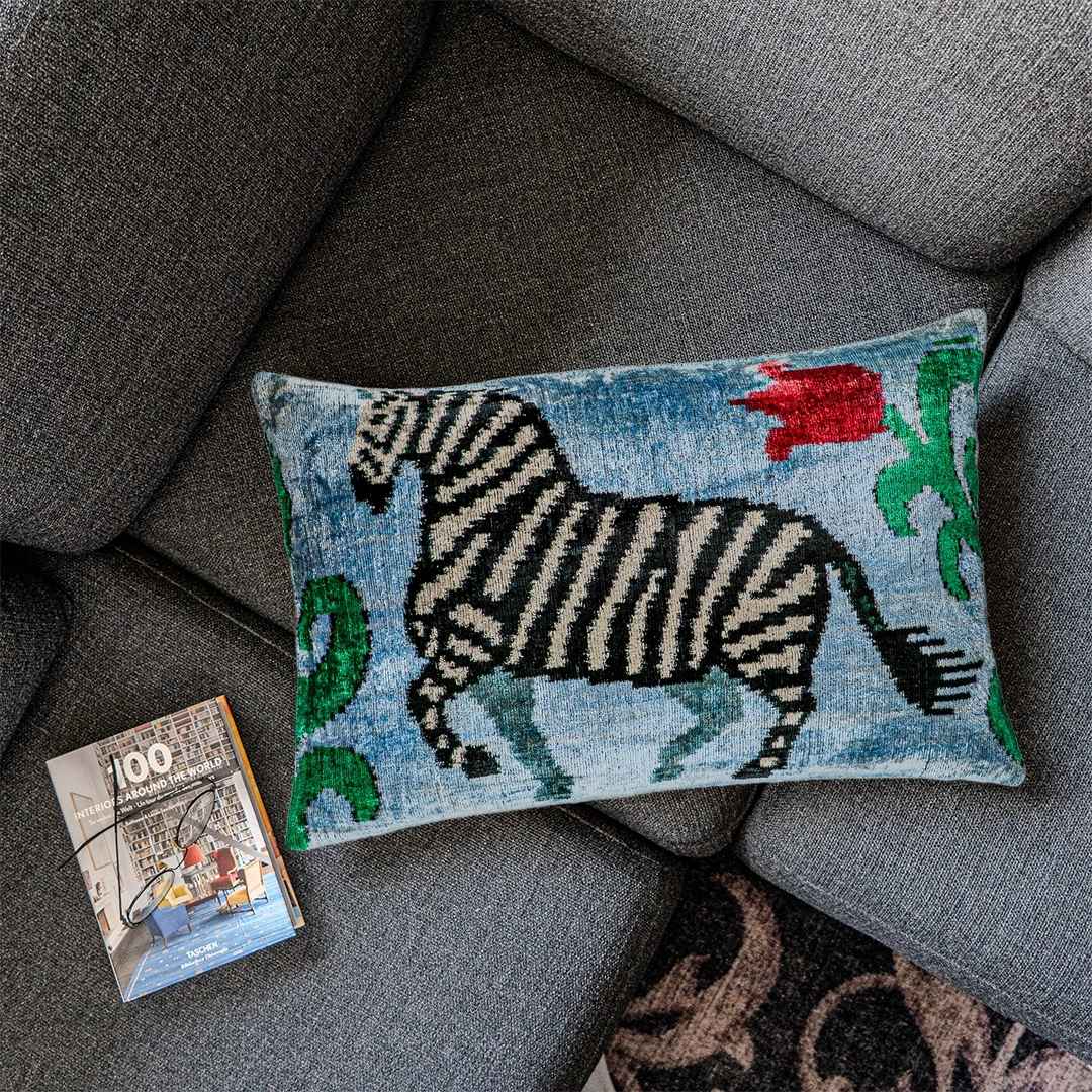Ikat Kissen Zebra Gervy - Silk - Velvet 40 x 60 - von strohdeicher design10019