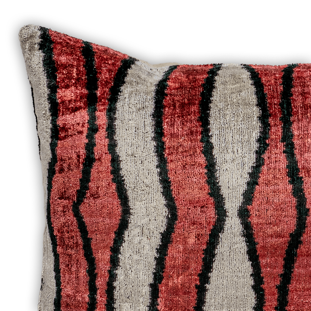 Luxus Dekokissen Ikat RedTape - Silk - Velvet 40x60 cm. Seide. Samt. Premium Füllung inklusive. - von strohdeicher design10365