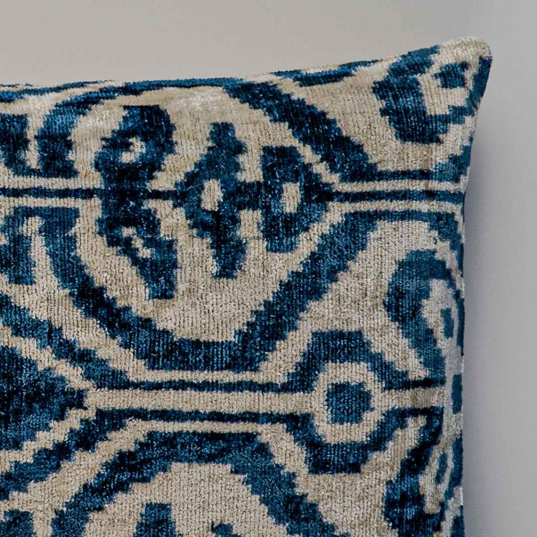 Ikat Kissenbezug Arrow - Silk - Velvet 40 x 60. Dekokissen. Seide. Samt. Luxuriös. Handgefertigt. - von strohdeicher design10370