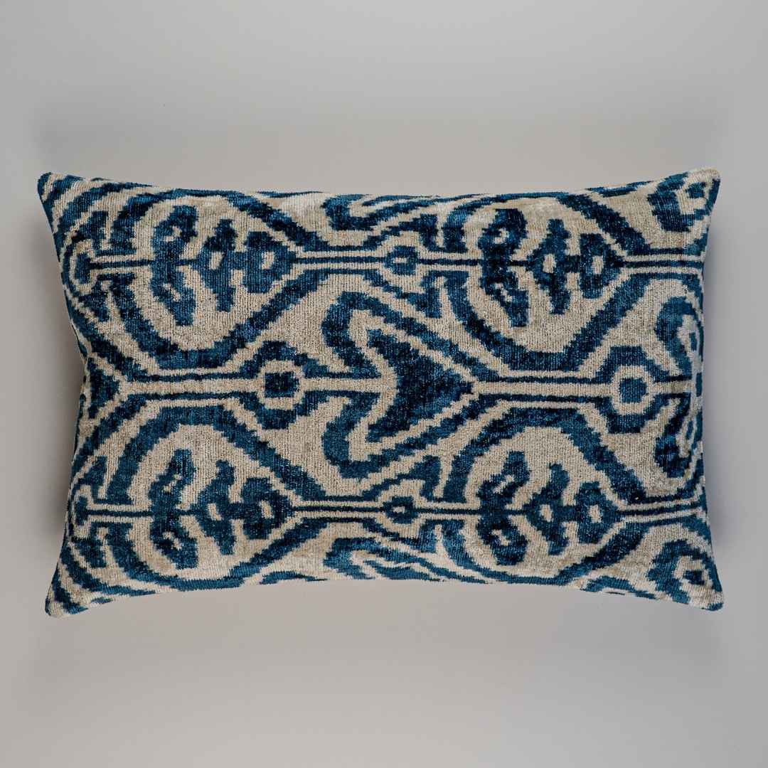 Ikat Kissenbezug Arrow - Silk - Velvet 40 x 60. Dekokissen. Seide. Samt. Luxuriös. Handgefertigt. - von strohdeicher design10370