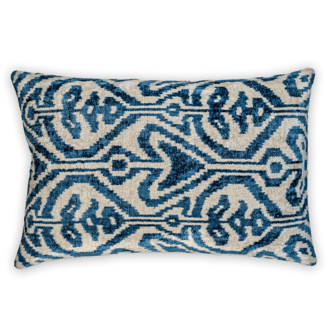 Dekokissen Ikat Arrow Blau - Silk - Velvet 40x60 cm. Seide. Samt. - von strohdeicher design10370