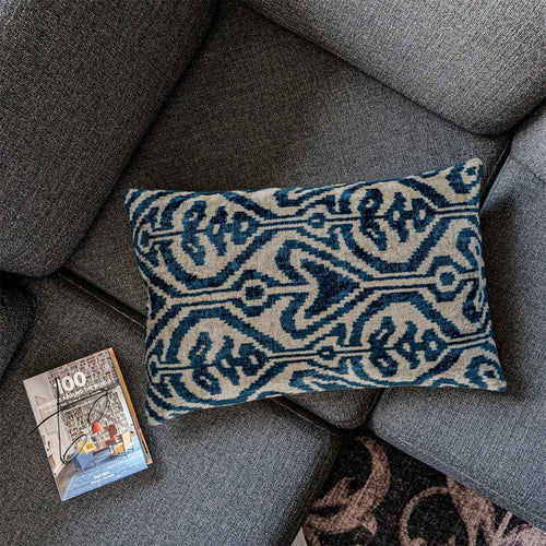 Ikat Kissenbezug Arrow - Silk - Velvet 40 x 60. Dekokissen. Seide. Samt. Luxuriös. Handgefertigt. - von strohdeicher design10370