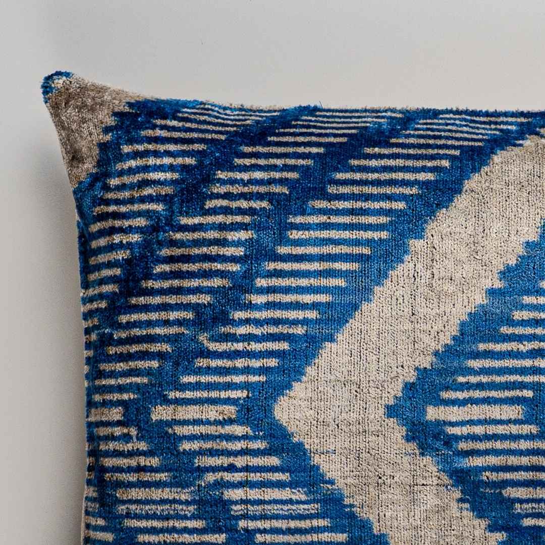 Ikat Kissenbezug Blue Chevron - Silk - Velvet 40 x 60. Dekokissen. Seide. Samt. Luxuriös. Handgefertigt. - von strohdeicher design10366