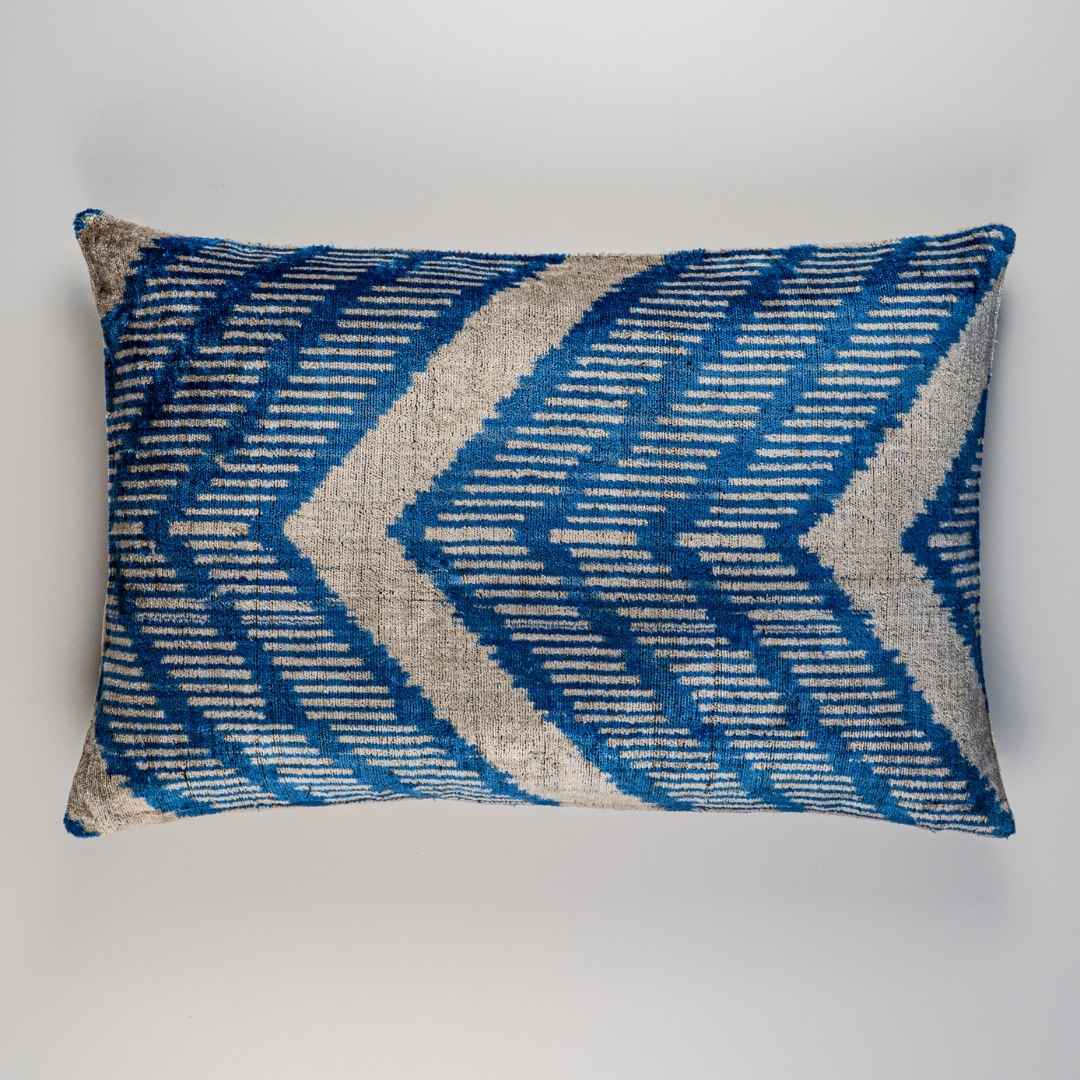 Ikat Kissenbezug Blue Chevron - Silk - Velvet 40 x 60. Dekokissen. Seide. Samt. Luxuriös. Handgefertigt. - von strohdeicher design10366