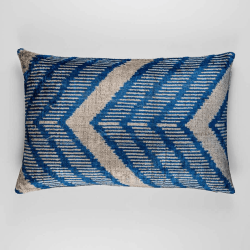Ikat Kissen Blue Chevron - Silk - Velvet 40 x 60 cm. Seide. Samt. Handgefertigt. Design aus Deutschland. - von strohdeicher design10366