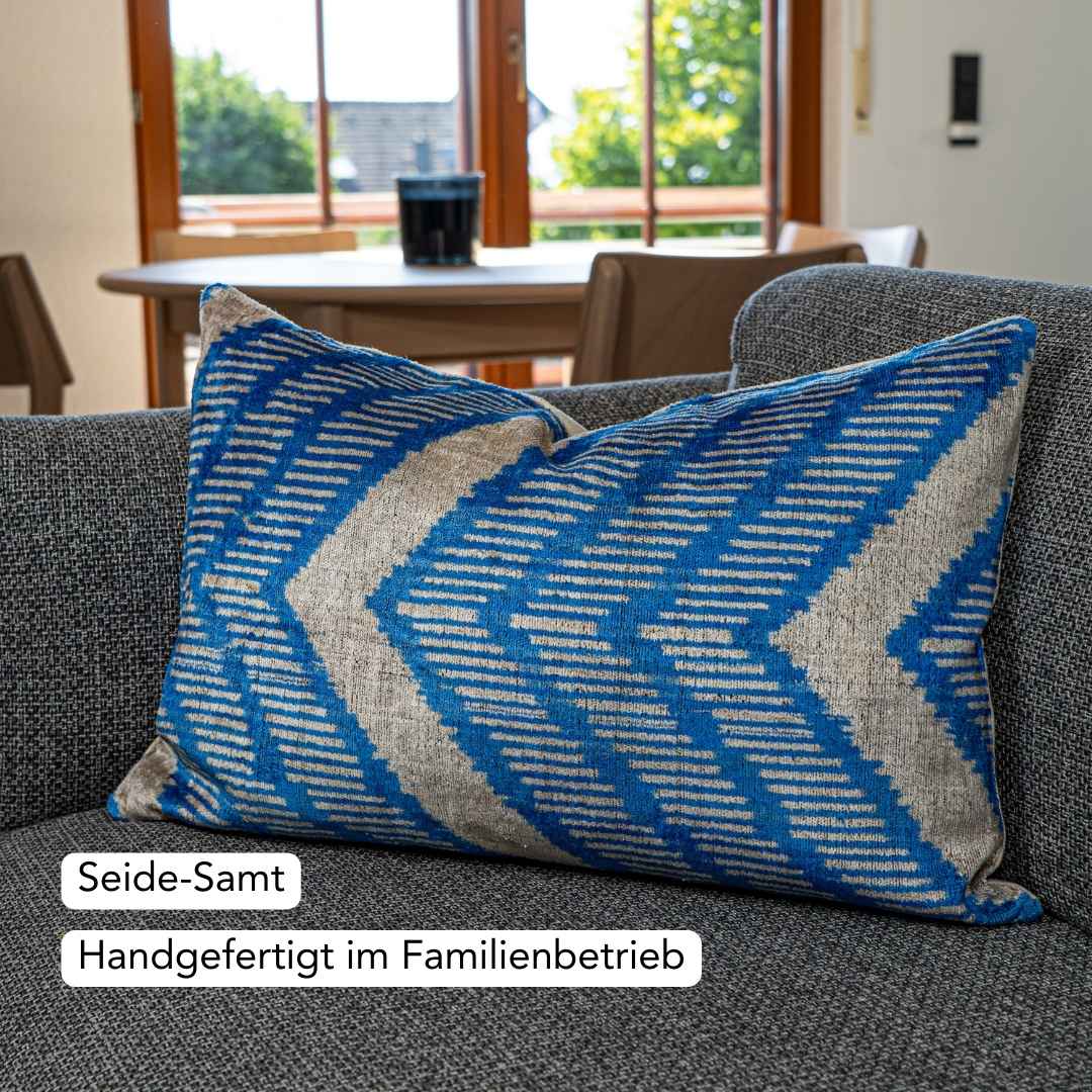 Ikat Kissenbezug Blue Chevron - Silk - Velvet 40 x 60. Dekokissen. Seide. Samt. Luxuriös. Handgefertigt. - von strohdeicher design10366