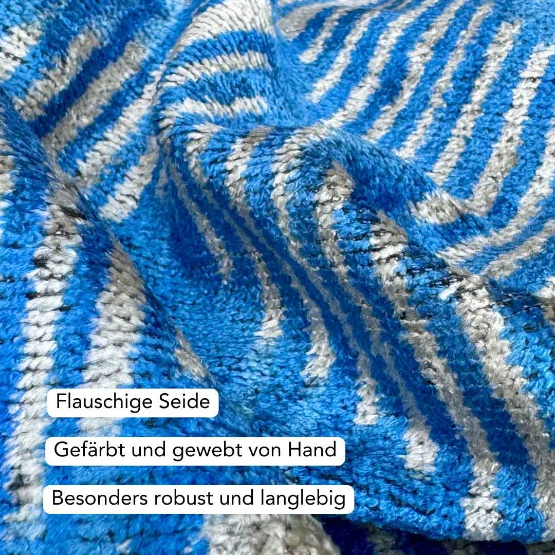 Ikat Kissenbezug Blue Chevron - Silk - Velvet 40 x 60. Dekokissen. Seide. Samt. Luxuriös. Handgefertigt. - von strohdeicher design10366