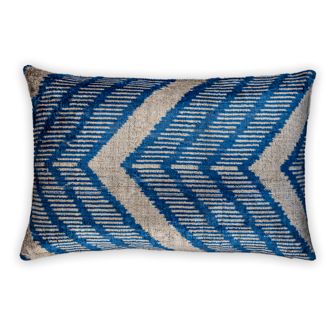 Dekokissen Ikat Chevron Blau - Silk - Velvet 40x60 cm. Seide. Samt. - von strohdeicher design10366