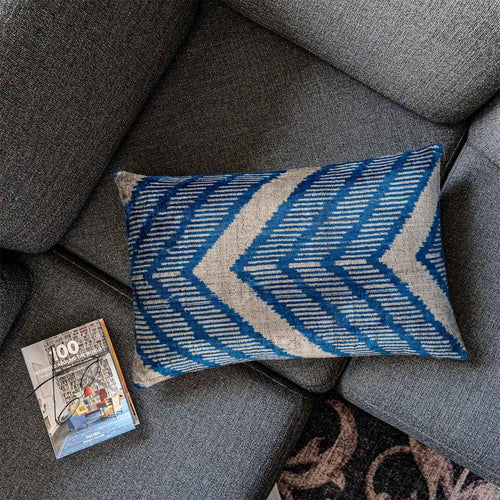 Ikat Kissenbezug Blue Chevron - Silk - Velvet 40 x 60. Dekokissen. Seide. Samt. Luxuriös. Handgefertigt. - von strohdeicher design10366
