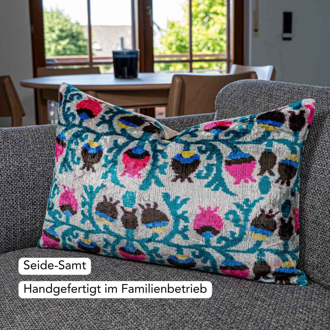 Ikat Kissenbezug Botanist - Silk - Velvet 40 x 60. Dekokissen. Seide. Samt. Luxuriös. Handgefertigt. Design. Blumen. - von strohdeicher design10023