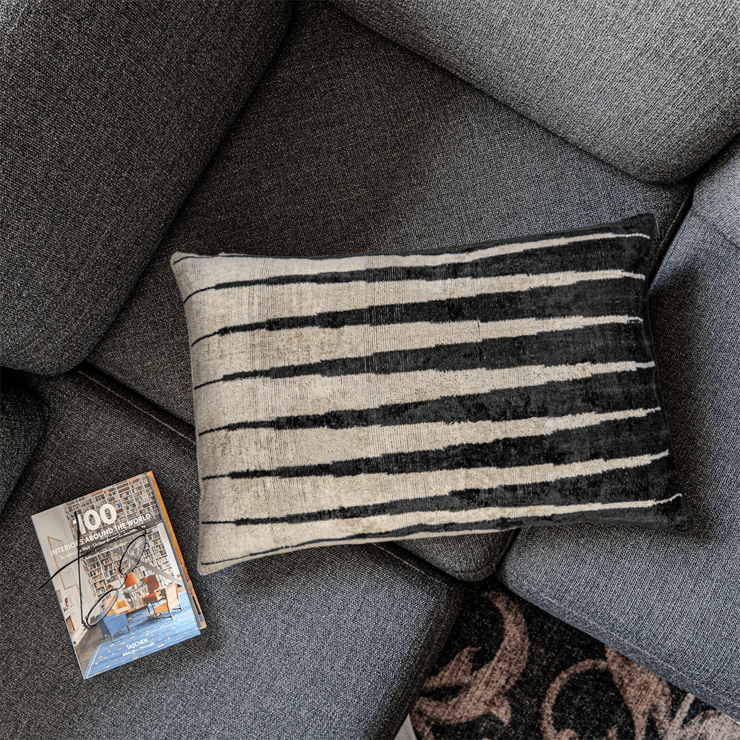 Dekokissen Ikat Schwarz Beige - Silk - Velvet 40x60 cm. Seide. Samt. - von strohdeicher design10381