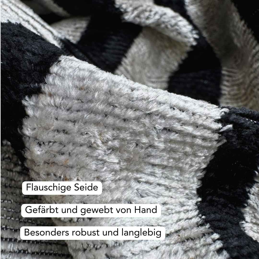 Dekokissen Ikat Schwarz Beige - Silk - Velvet 40x60 cm. Seide. Samt. - von strohdeicher design10381