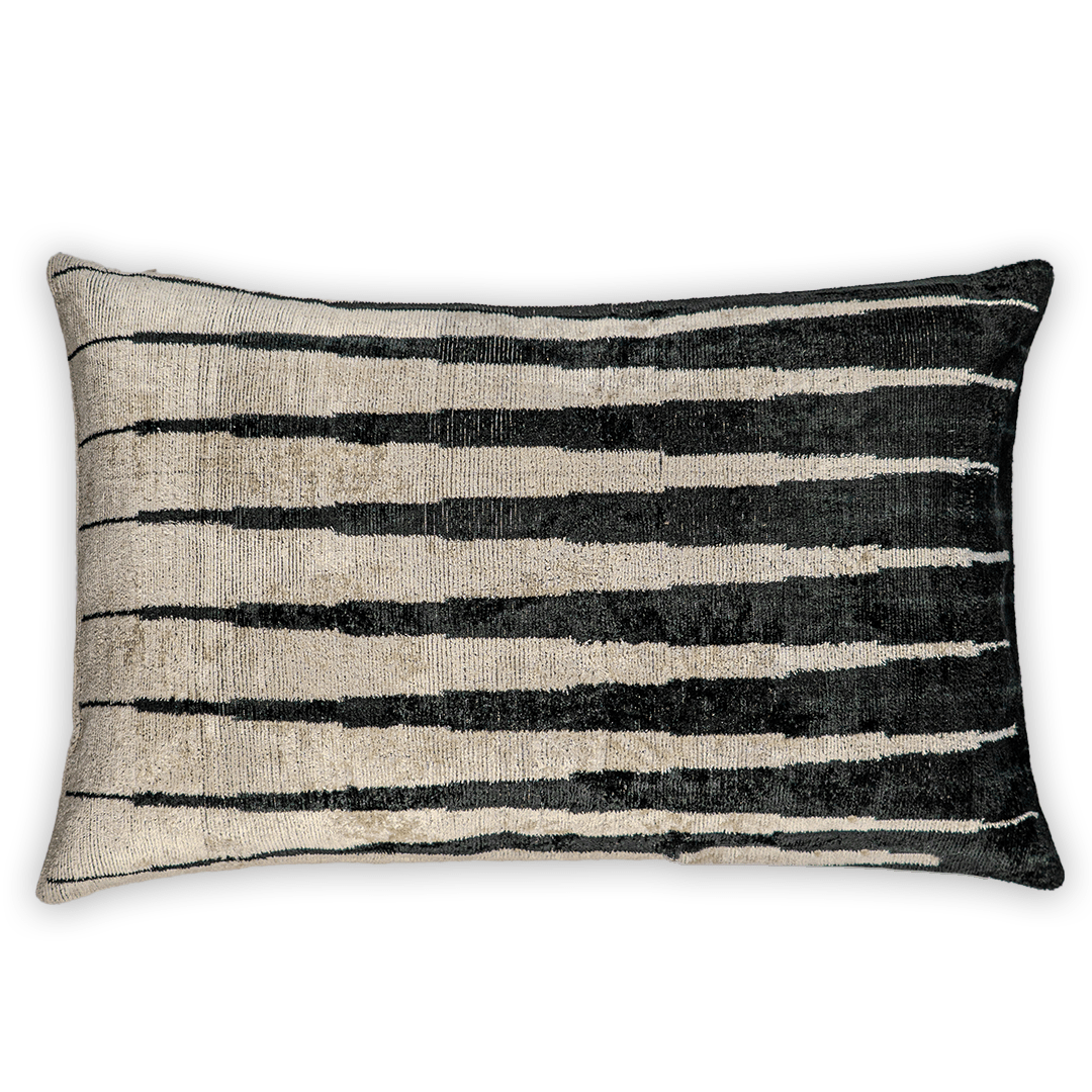 Dekokissen Ikat Schwarz Beige - Silk - Velvet 40x60 cm. Seide. Samt. - von strohdeicher design10381