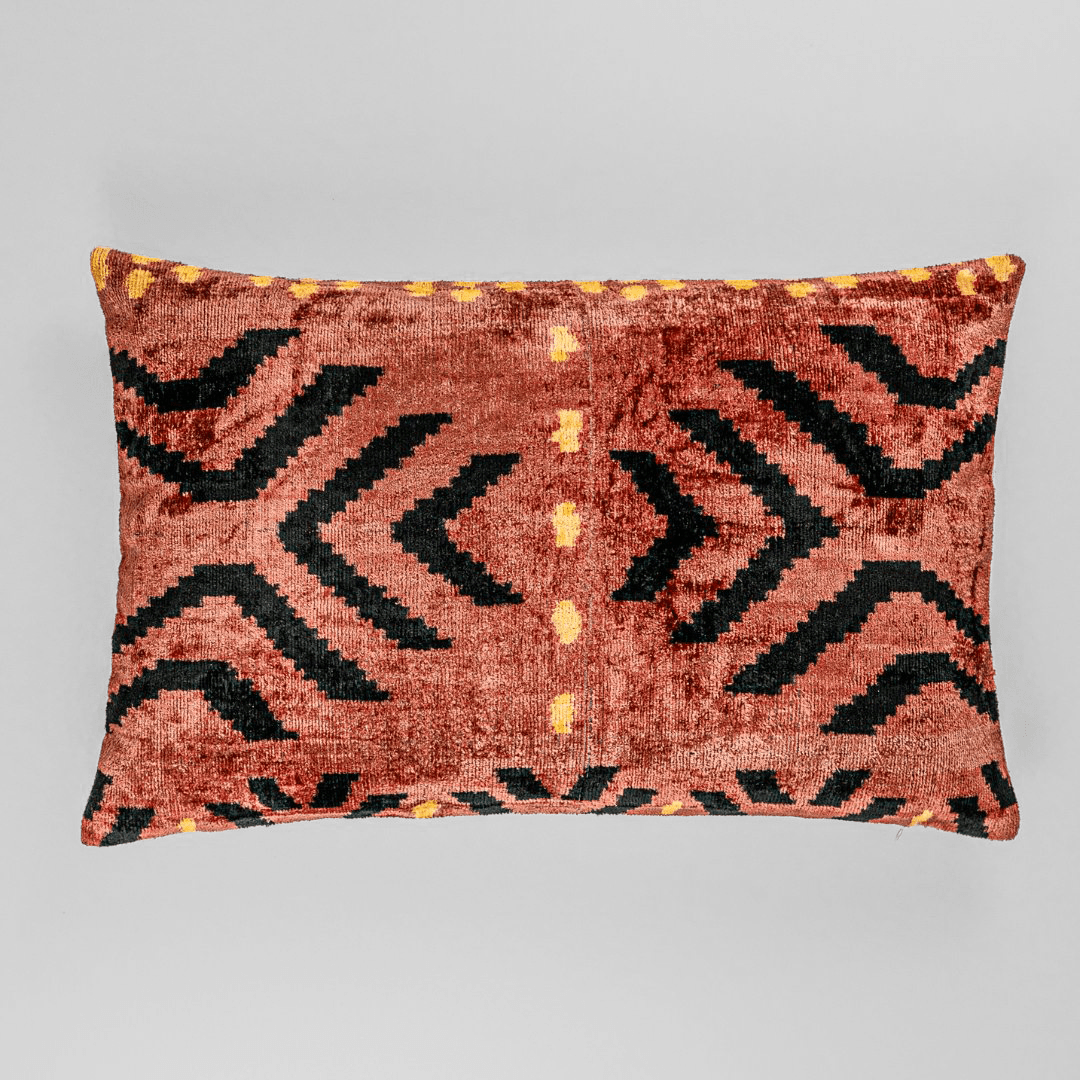 Ikat Kissen Desert Ember - Silk - Velvet 40 x 60 cm. Seide. Samt. Handgefertigt. Design aus Deutschland. - von strohdeicher design10015