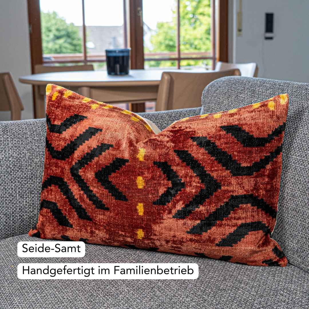Ikat Kissenbezug Desert Ember - Silk - Velvet 40 x 60. Dekokissen. Seide. Samt. Luxuriös. Handgefertigt. Design. - von strohdeicher design10015
