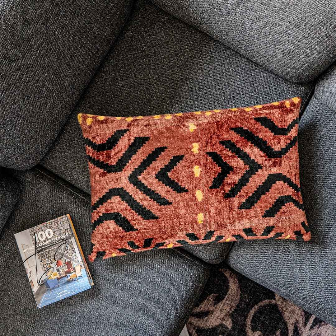 Ikat Kissen Desert Ember - Silk - Velvet 40 x 60 - von strohdeicher design10015