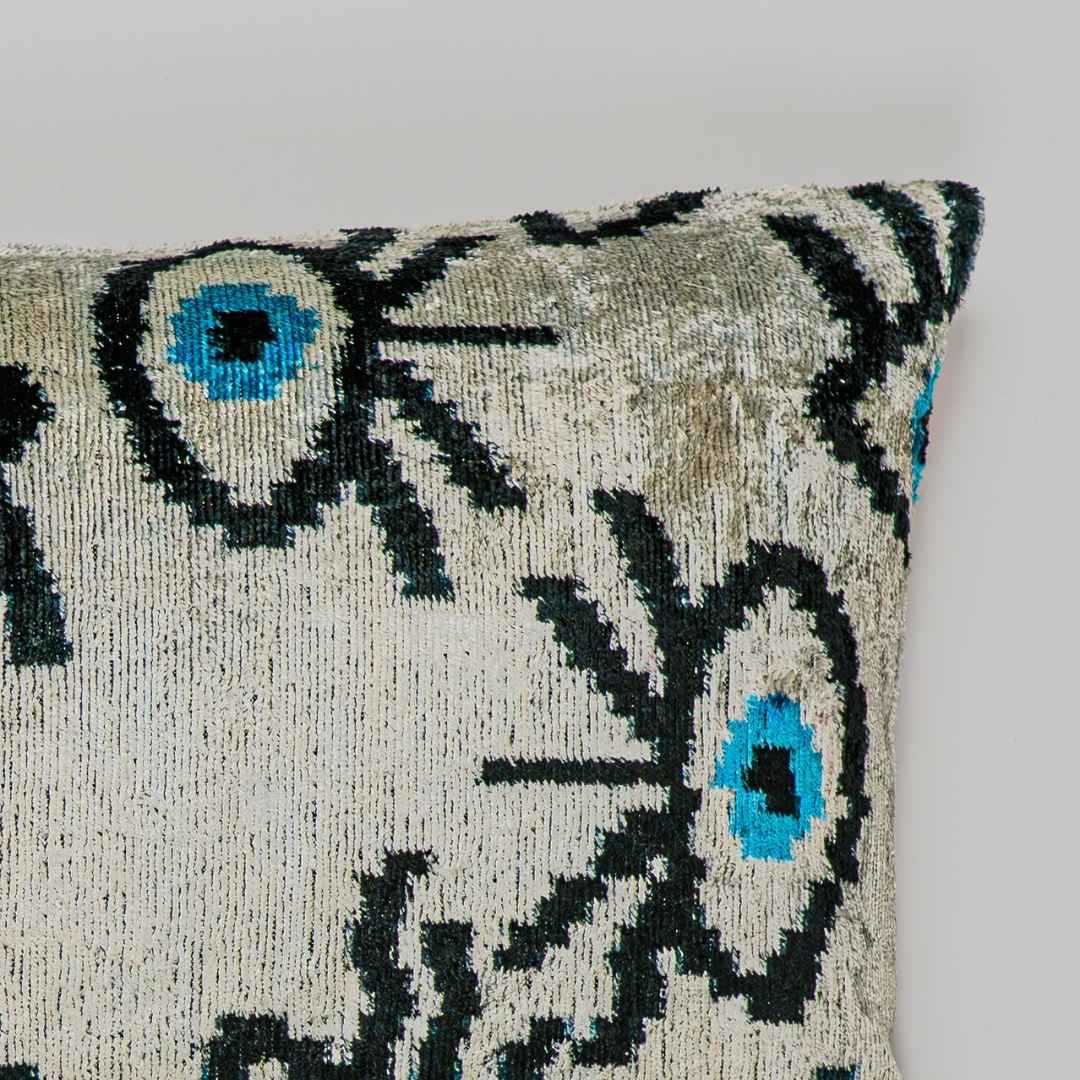 Ikat Kissen Angel Eyes White - Silk - Velvet 40 x 60 - von strohdeicher design