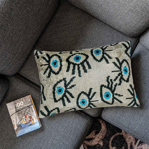 Ikat Kissen Angel Eyes White - Silk - Velvet 40 x 60 - von strohdeicher design