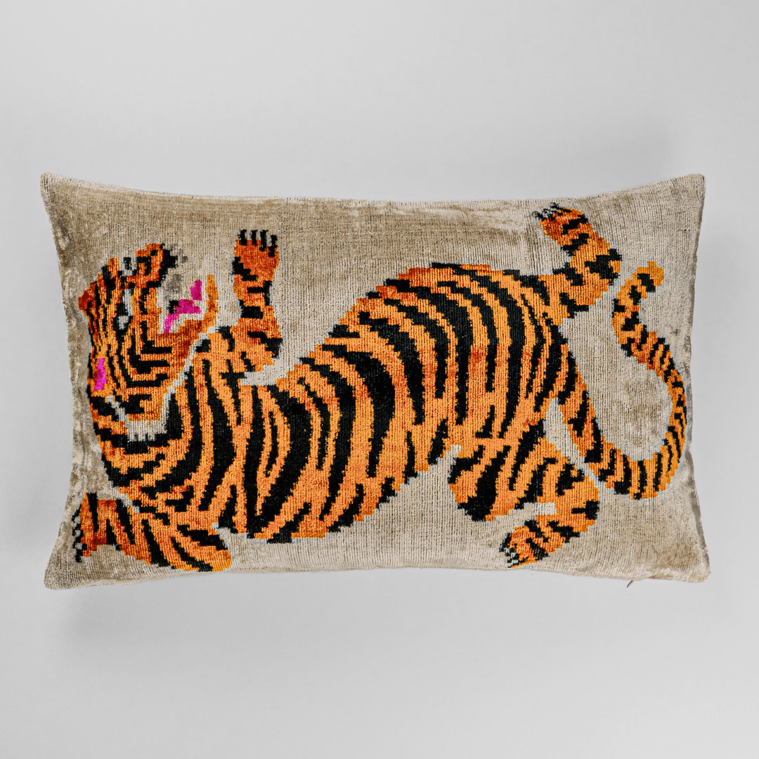 Ikat Kissen Fierce Roar - Silk - Velvet 40 x 60 cm. Seide. Samt. Handgefertigt. Design aus Deutschland. - von strohdeicher design5560056728