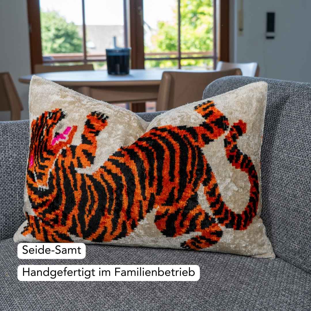 Ikat Kissenbezug Fierce Roar - Silk - Velvet 40 x 60. Dekokissen. Seide. Samt. Luxuriös. Handgefertigt. Tiger. - von strohdeicher design5560056728