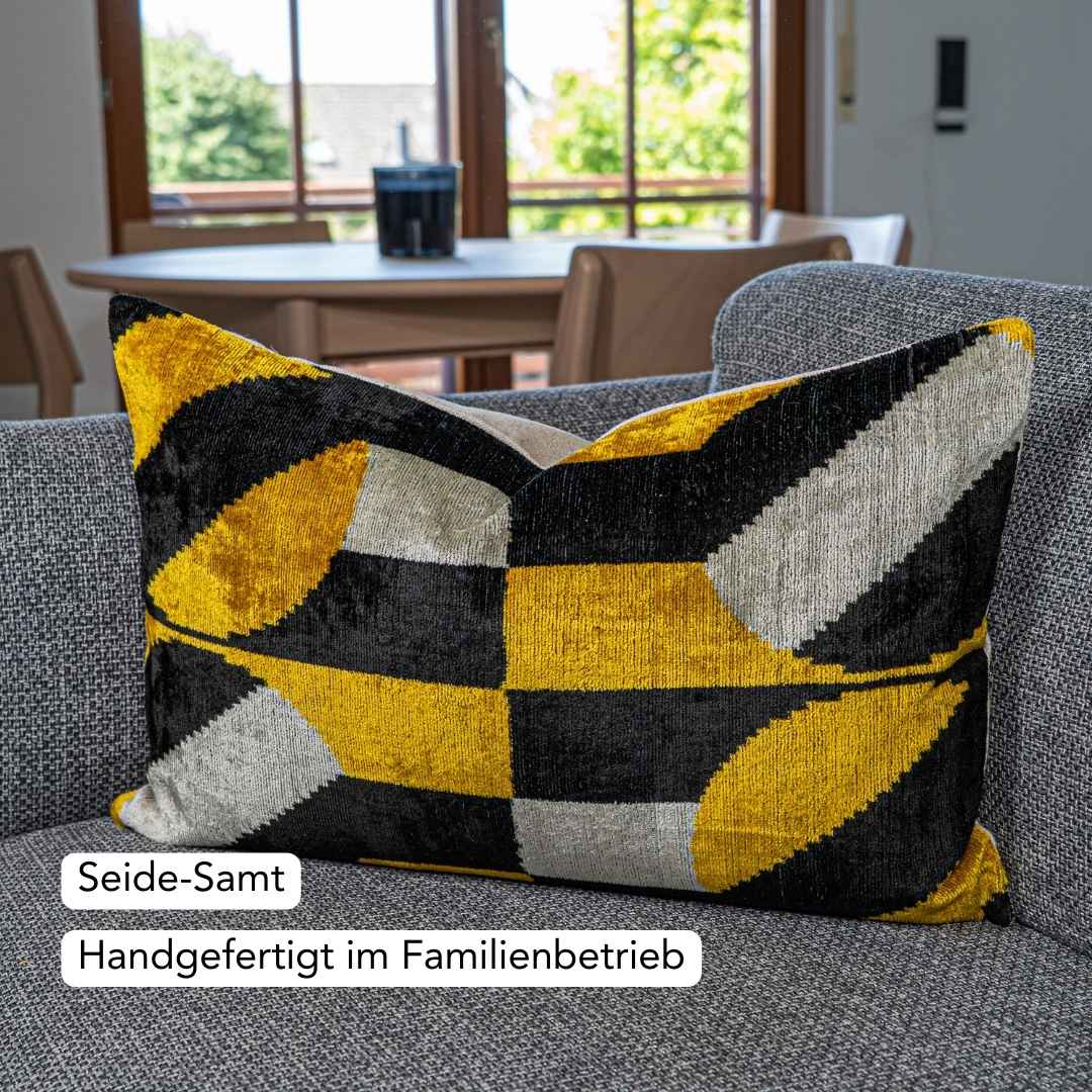 Ikat Kissenbezug Golden Symmetria - Silk - Velvet 40 x 60 Dekokissen. Seide. Samt. Luxuriös. Handgefertigt. - von strohdeicher design10139