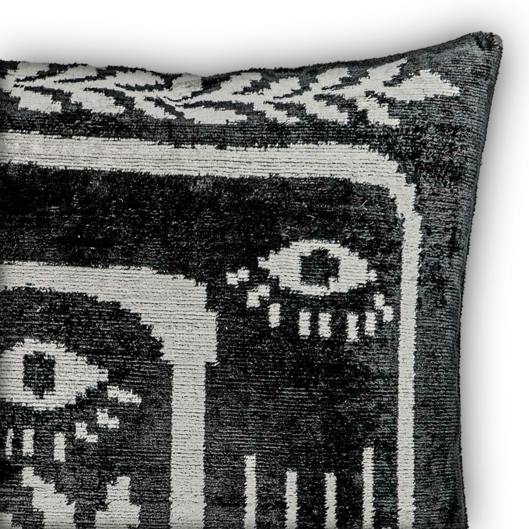 Dekokissen Ikat Auge Schwarz - Silk - Velvet 50x50 cm. Seide. Samt. - von strohdeicher design10035
