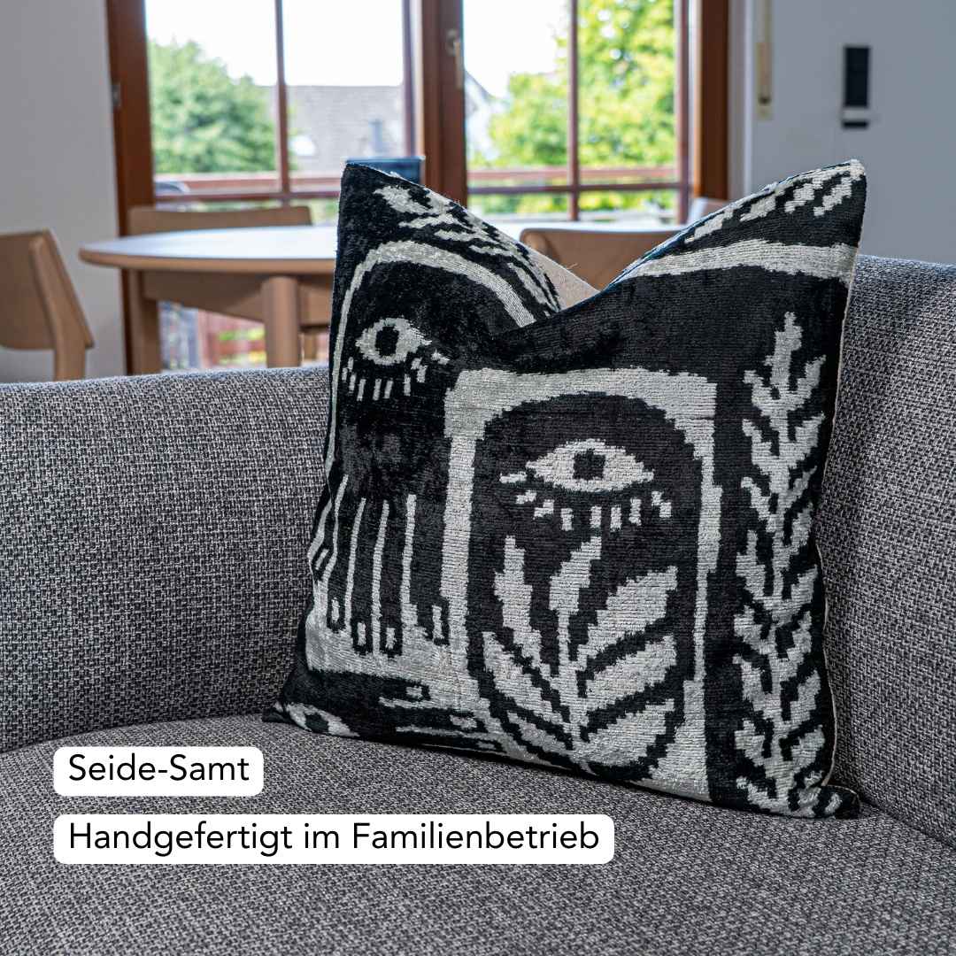 Ikat Kissenbezug Gassho - Silk - Velvet 50 x 50. Dekokissen. Seide. Samt. Luxuriös. Handgefertigt. Auge. Hand. - von strohdeicher design10035