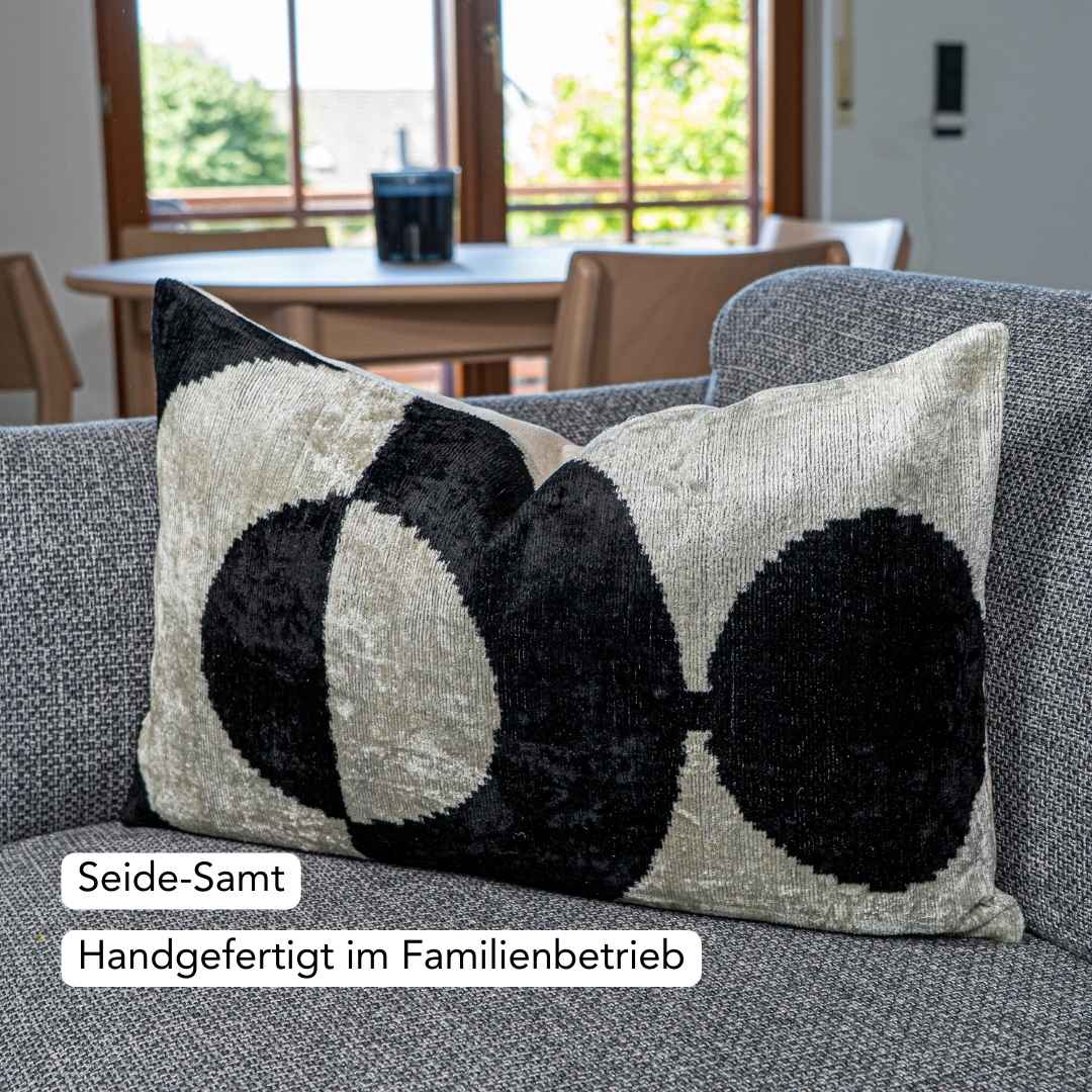 Ikat Kissenbezug Silver Helo - Silk - Velvet 40 x 60. Dekokissen. Seide. Samt. Luxuriös. Handgefertigt. - von strohdeicher design10141