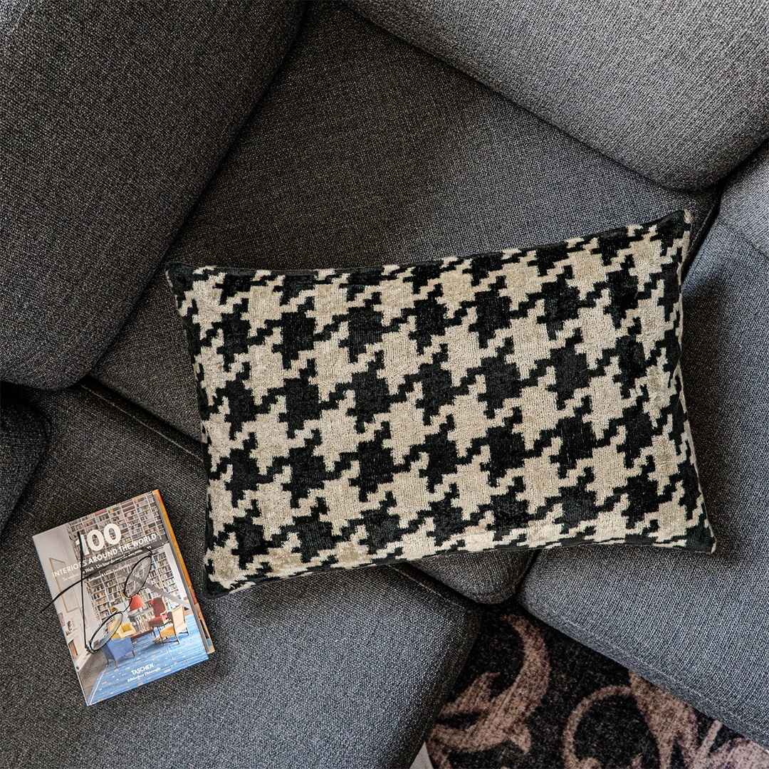 Ikat Kissen Pied de Coq - Silk - Velvet 40 x 60 - von strohdeicher design10135