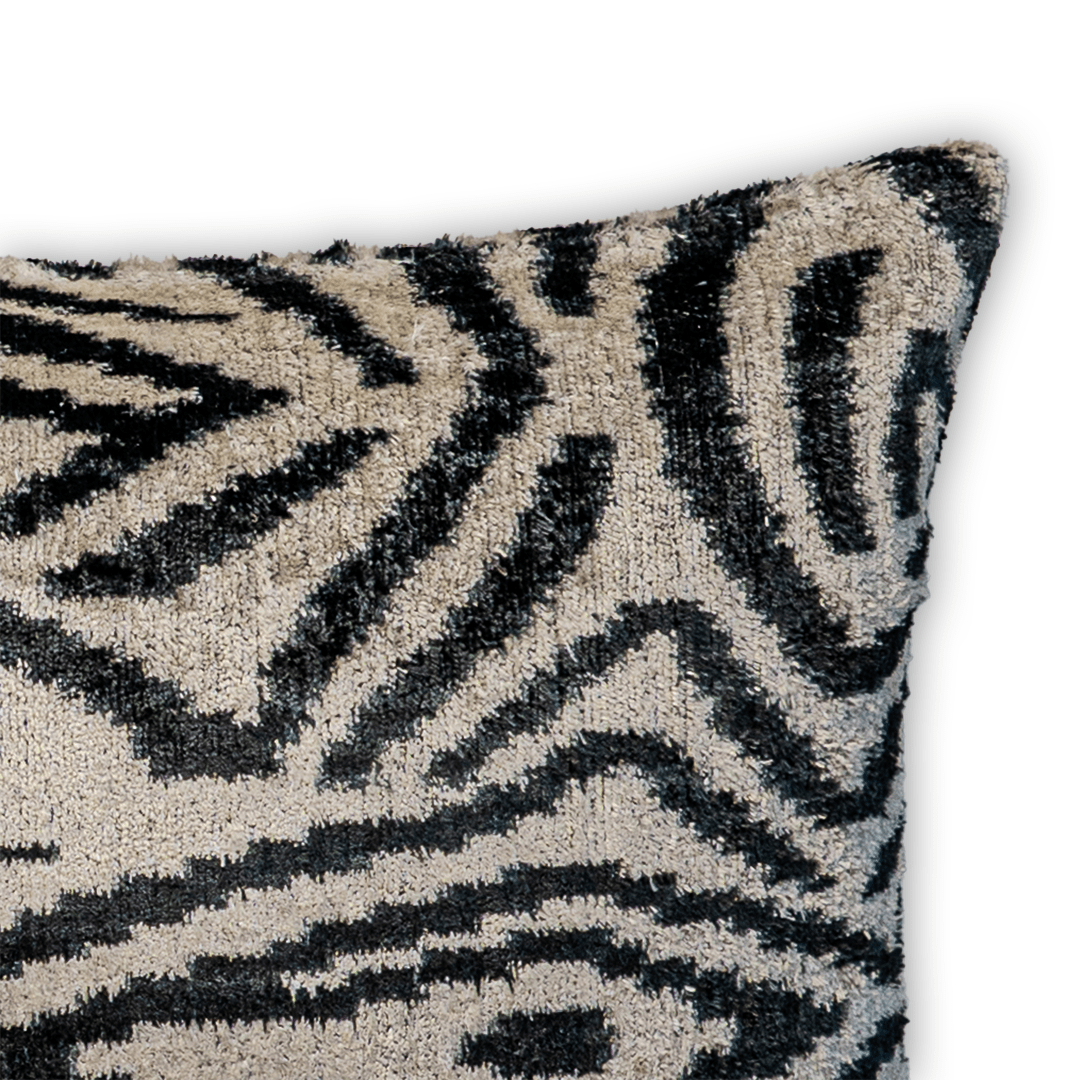 Luxus Dekokissen Ikat Safari Creme - Velvet 40x60 cm. Seide. Samt. Premium Füllung inklusive. - von strohdeicher design10368