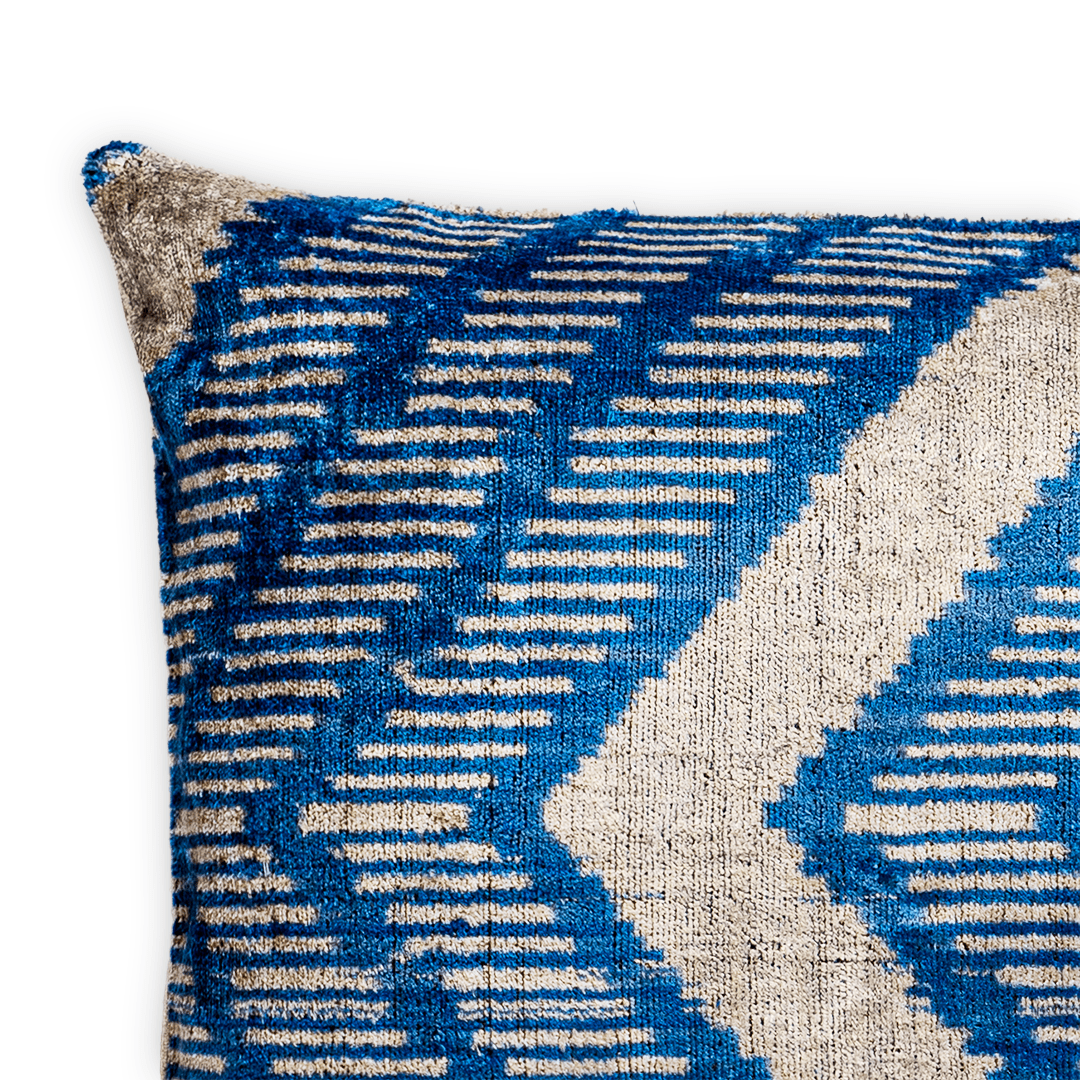 Luxus Dekokissen Ikat Chevron Blau - Silk - Velvet 40x60 cm. Seide. Samt. Premium Füllung inklusive. - von strohdeicher design10366