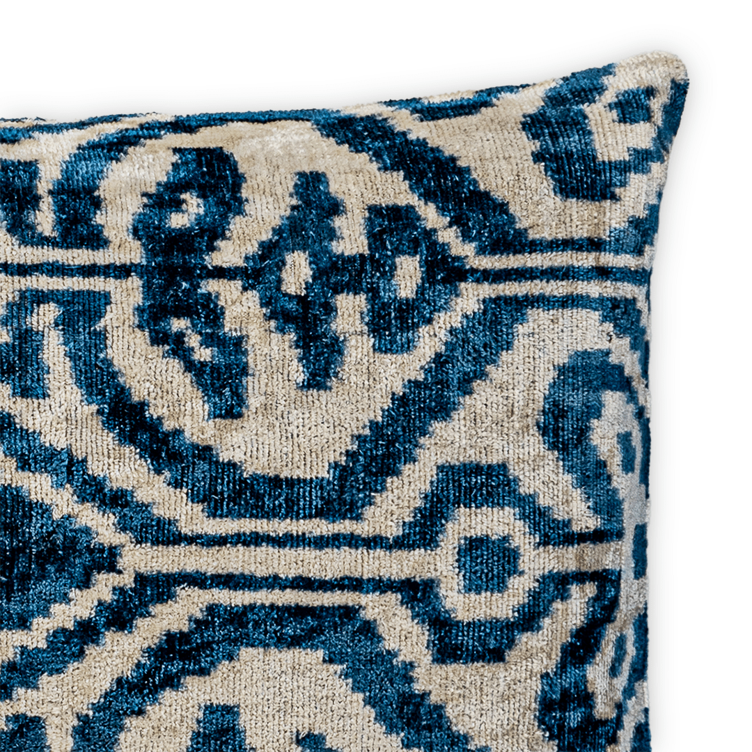 Luxus Dekokissen Ikat Arrow Blau - Silk - Velvet 40x60 cm. Seide. Samt. Premium Füllung inklusive. - von strohdeicher design10370
