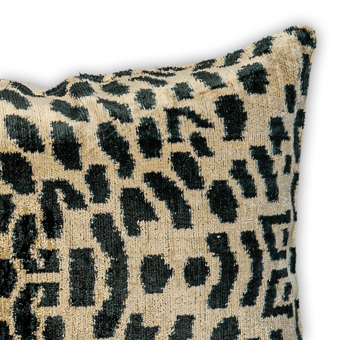 Luxus Dekokissen Ikat Leopard - Silk - Velvet 40x60 cm. Seide. Samt. Premium Füllung inklusive. - von strohdeicher design10375
