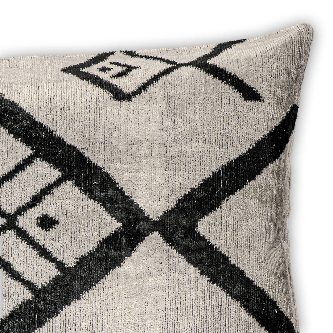 Luxus Dekokissen Ikat Abstrakt Silber - Silk - Velvet 40x60 cm. Seide. Samt. Premium Füllung inklusive. - von strohdeicher design10367