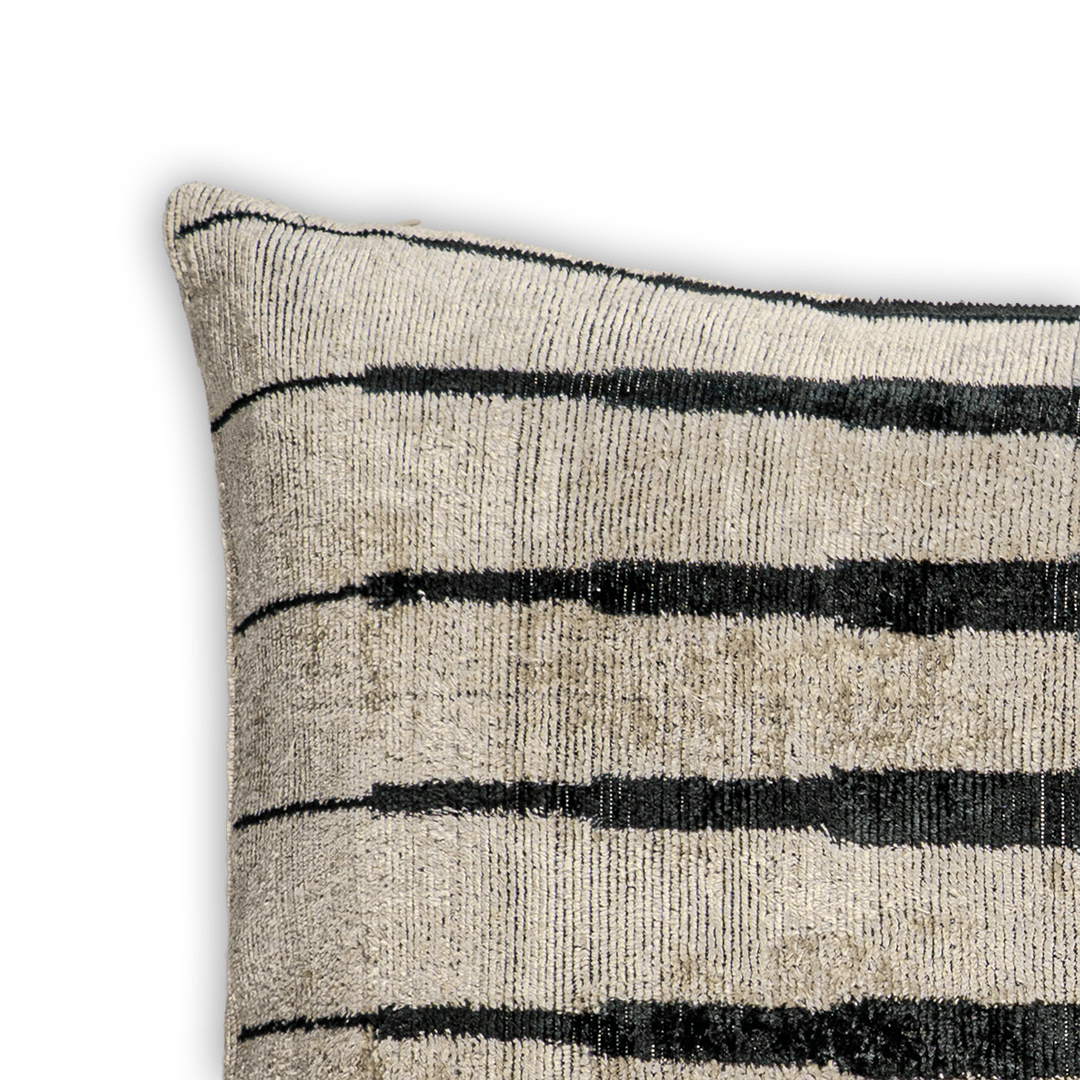 Luxus Dekokissen Ikat Schwarz Beige - Silk - Velvet 40x60 cm. Seide. Samt. Premium Füllung inklusive. - von strohdeicher design10381