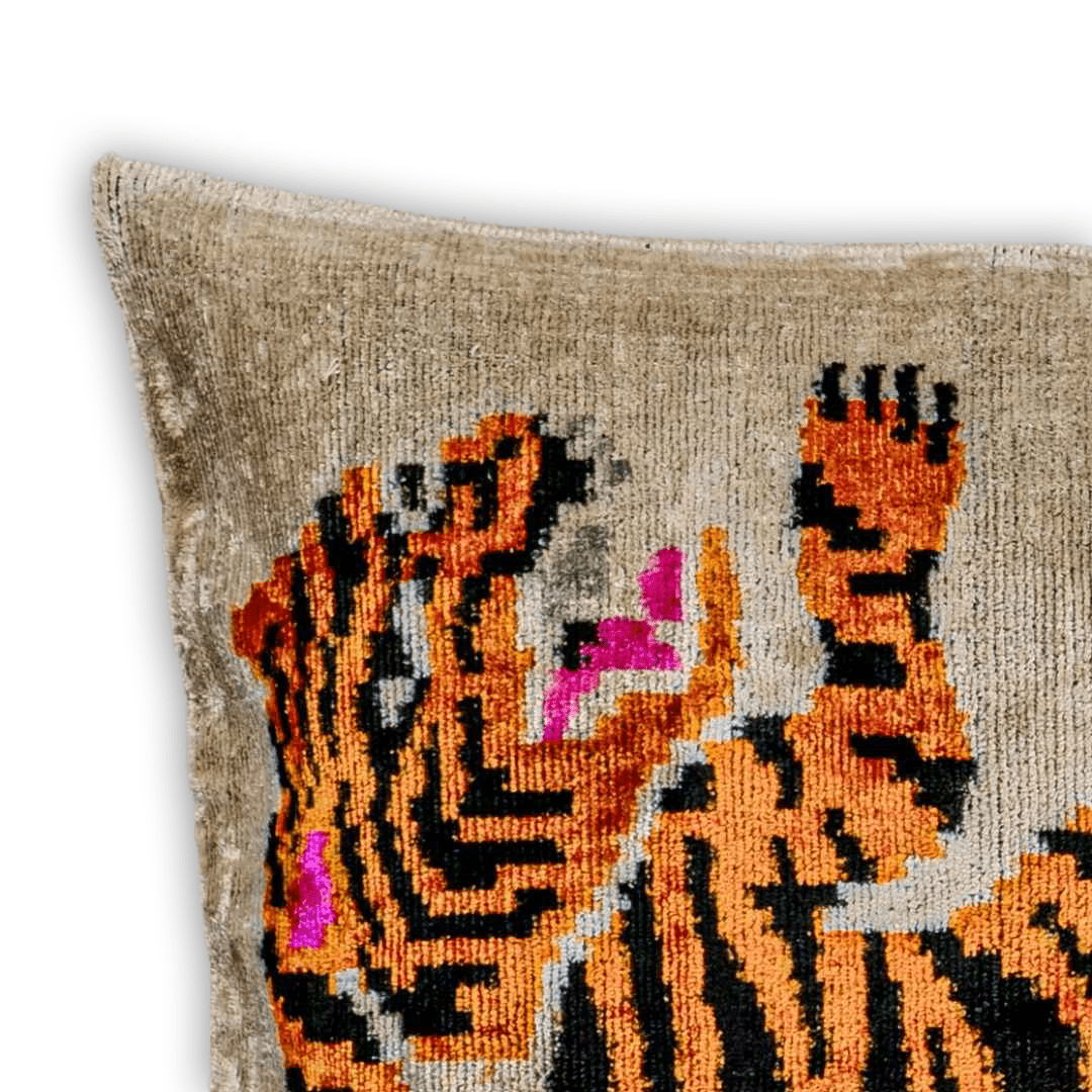 Luxus Dekokissen Ikat Tiger Creme - Silk - Velvet 40x60 cm. Seide. Samt. Premium Füllung inklusive. - von strohdeicher design5560056728