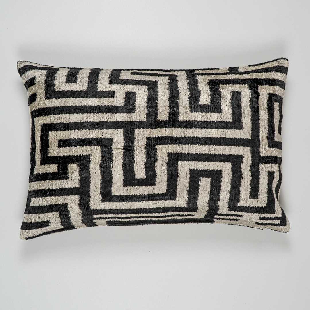 Kissen Epic Labyrinth - Silk - Velvet 40 x 60 - von strohdeicher design