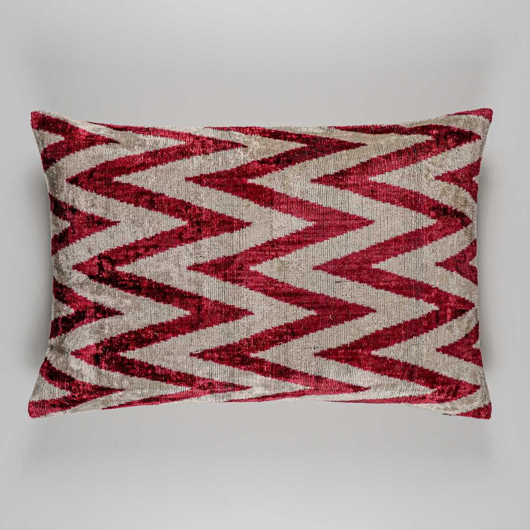 Ikat Kissen Red Chevron - Silk - Velvet 40 x 60 - von strohdeicher design10133