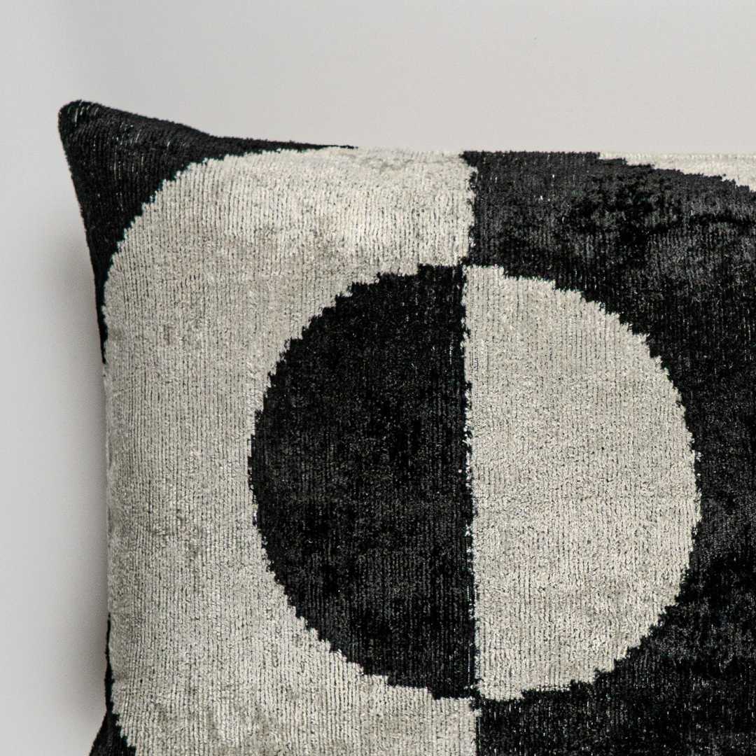 Ikat Kissen Silver Helo - Silk - Velvet 40 x 60 - von strohdeicher design10141
