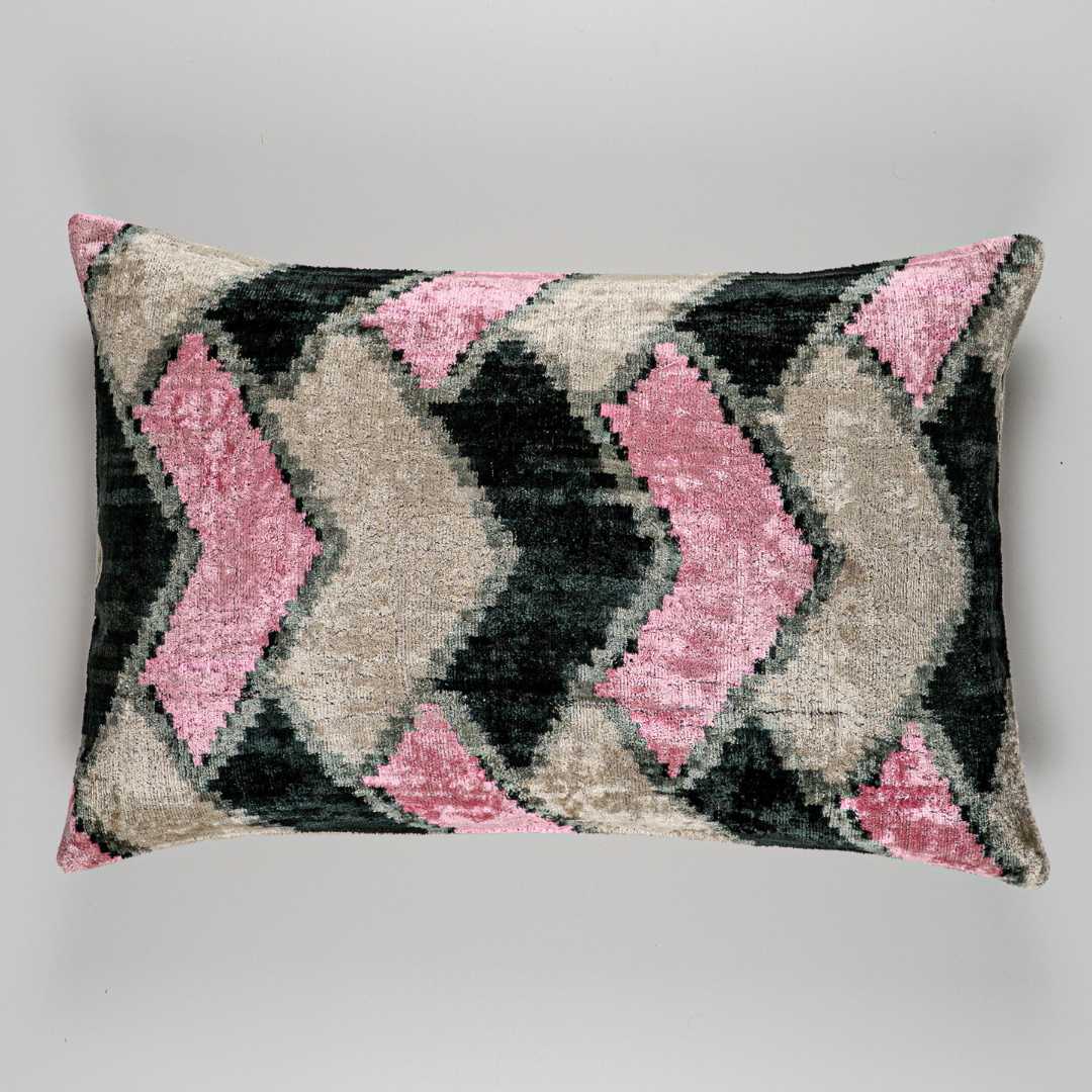Ikat Kissen Pink Chevron - Silk - Velvet 40 x 60 - von strohdeicher design10143