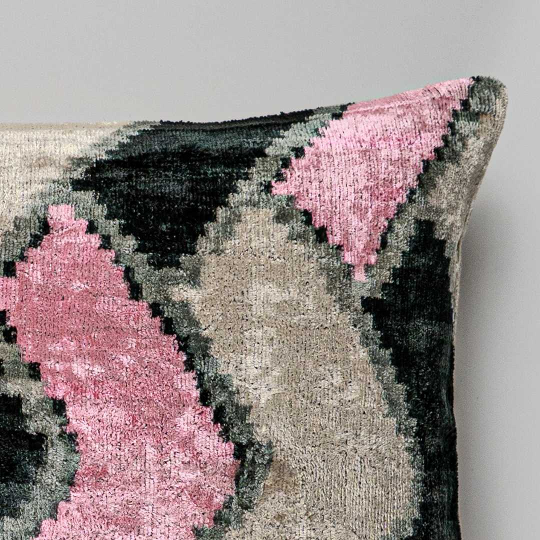Ikat Kissen Pink Chevron - Silk - Velvet 40 x 60 - von strohdeicher design10143