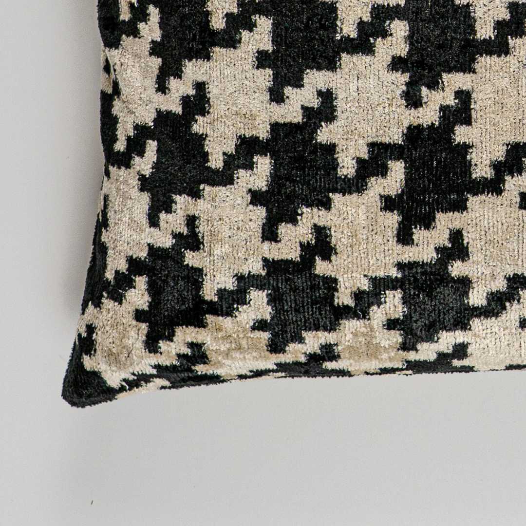Ikat Kissen Pied de Coq - Silk - Velvet 40 x 60 - von strohdeicher design10135