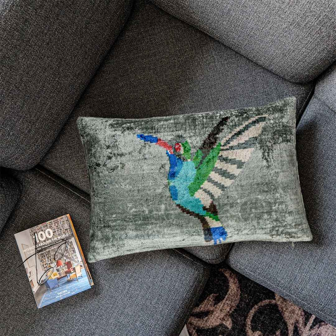 Ikat Kissen Kolibri - Silk - Velvet 40 x 60 - von strohdeicher design10149