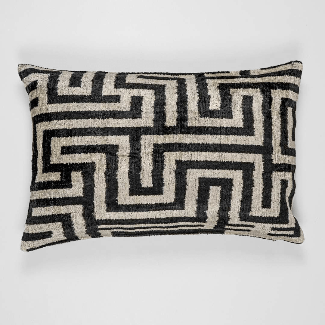 Ikat Kissen Epic Labyrinth - Silk - Velvet 40 x 60 cm. Seide. Samt. Handgefertigt. Design. Design aus Deutschland. - von strohdeicher design5560528702