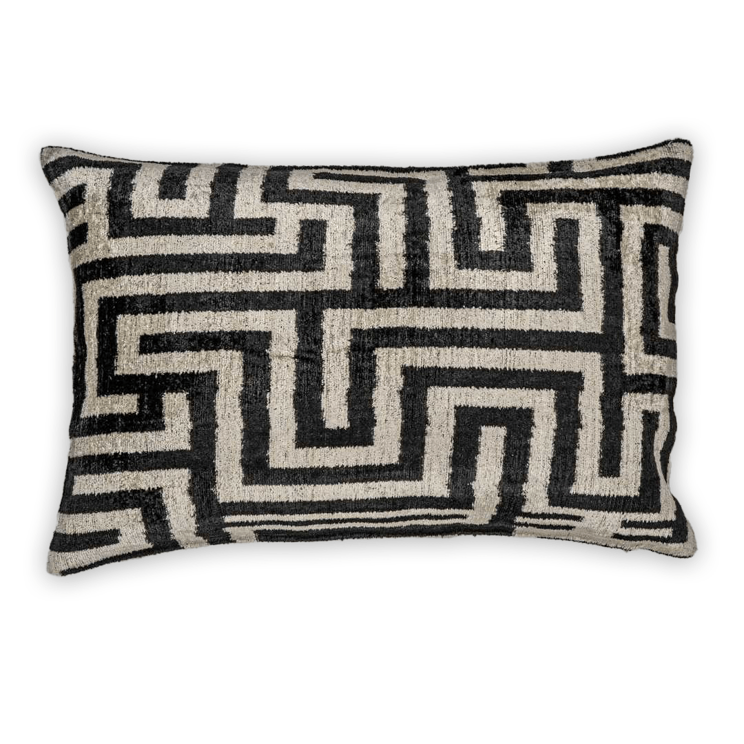 Dekokissen Ikat Labyrinth - Silk - Velvet 40x60 cm. Seide. Samt. - von strohdeicher design5560528702