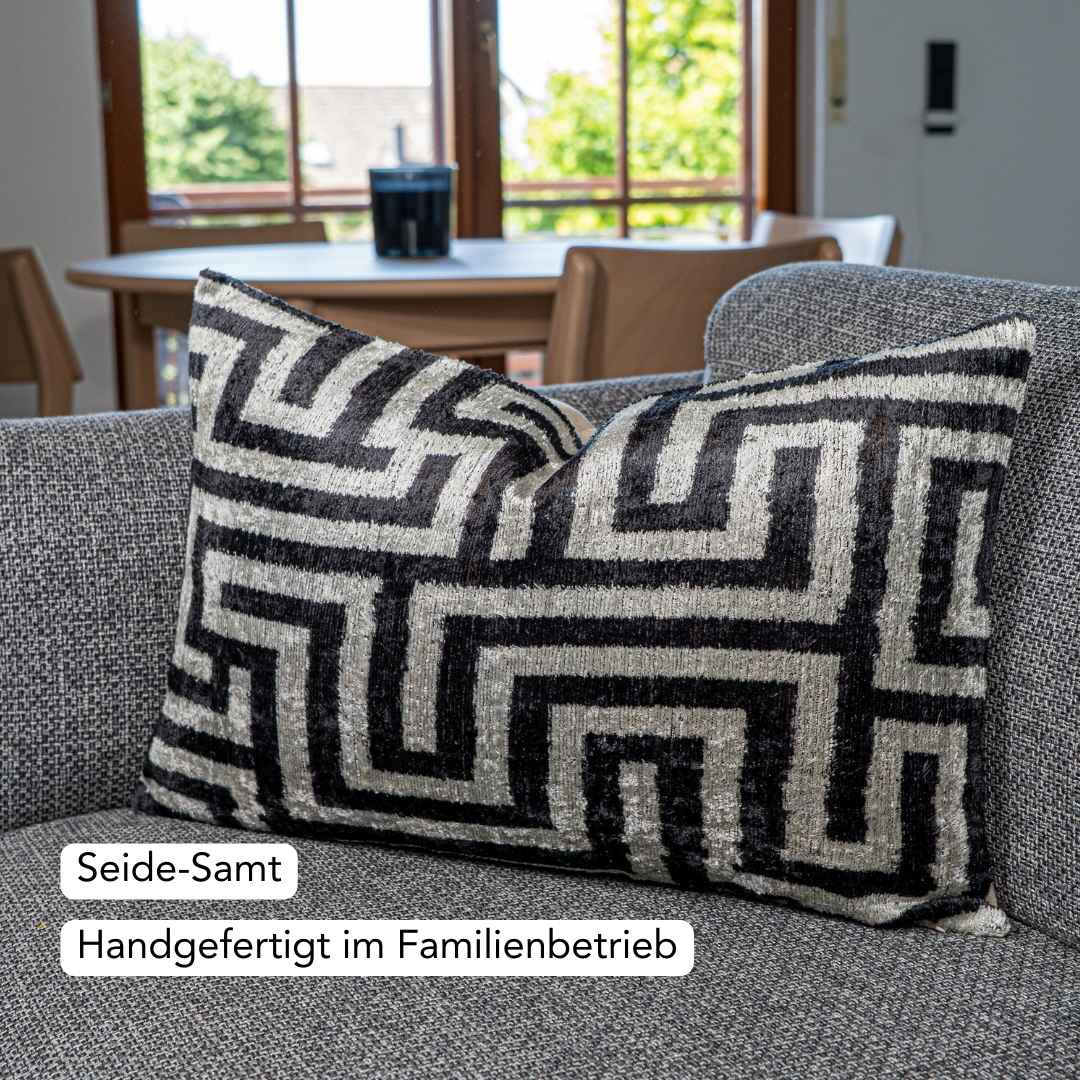 Ikat Kissenbezug Epic Labyrinth - Silk - Velvet 40 x 60. Dekokissen. Seide. Samt. Luxuriös. Handgefertigt. Design. - von strohdeicher design5560528702